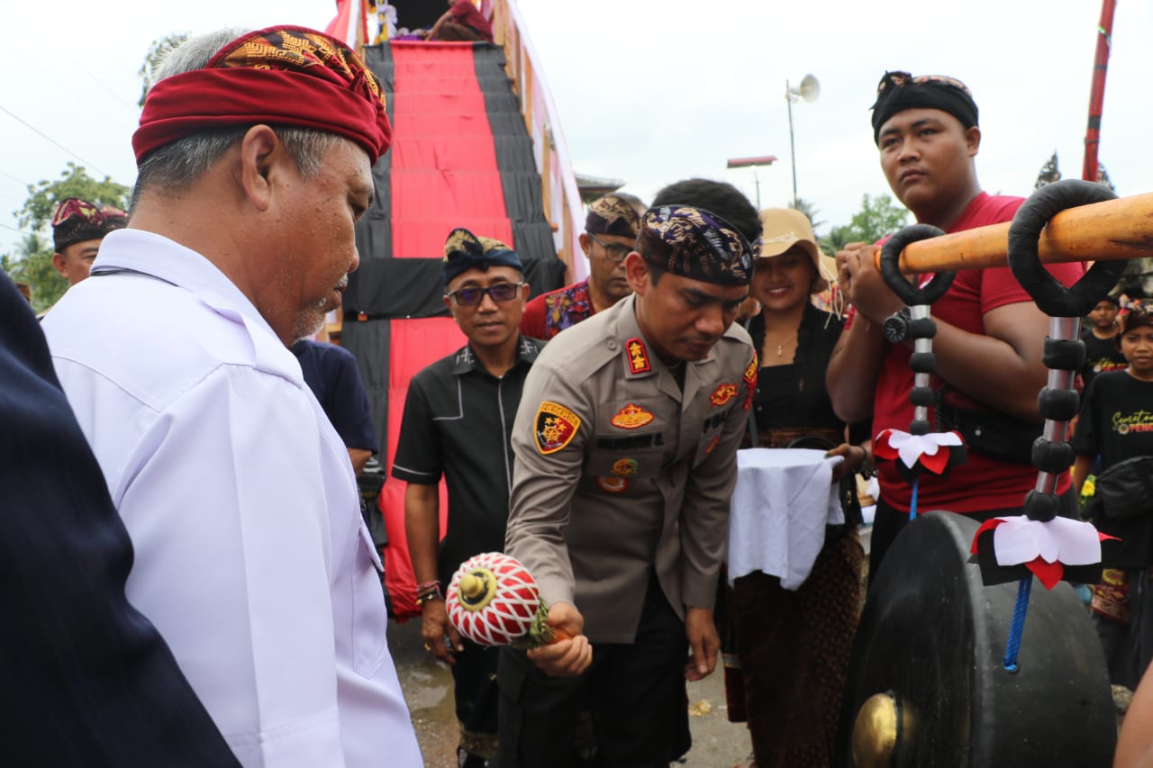 Hadiri Ngaben Massal Bupati H Budiman Apresiasi Semangat Gotong