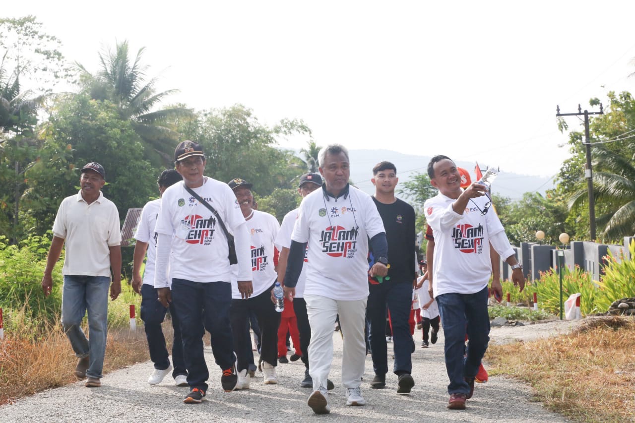 Ratusan Warga lima desa di Kecamatan Malili Ikut Jalan Sehat Pemilu Damai –  Warta Lutim