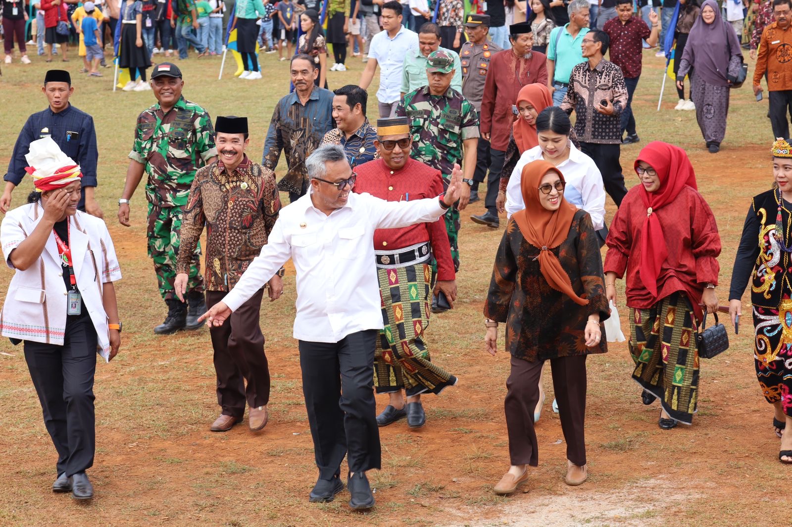 Diikuti 11 Kecamatan, Bupati Budiman Buka Pesparawi V Kabupaten Luwu ...